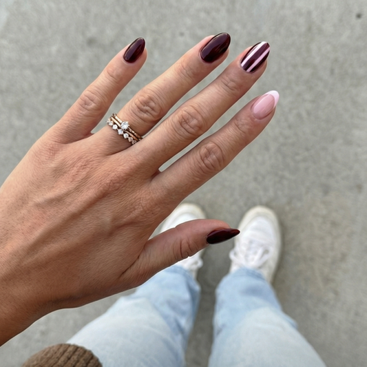 Hand with gel polish in several shades from the 21FREE+ line – choosing a brand