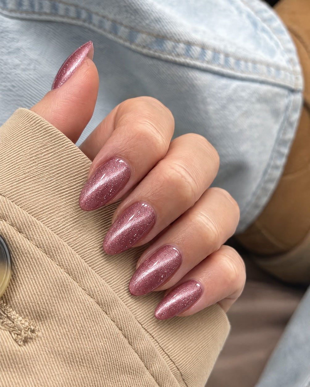 Gel Polish 266 Lovestruck - Cat Eye Sparks on nails